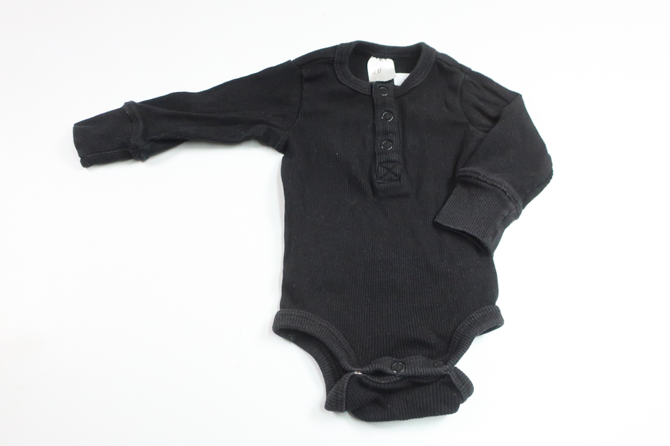 Ribbet bodysuit fra H&M - Størrelse 50 - Sort