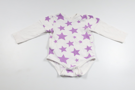 Bodysuit med stjerner fra Cubus - Størrelse 68 - Hvid