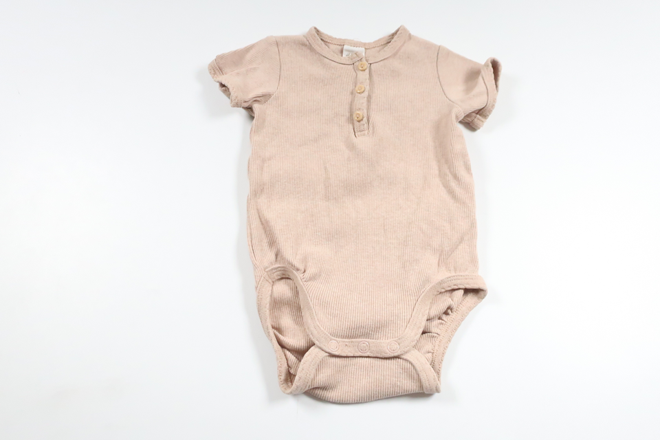 Ribbet bodysuit fra H&M - Størrelse 68 - Beige