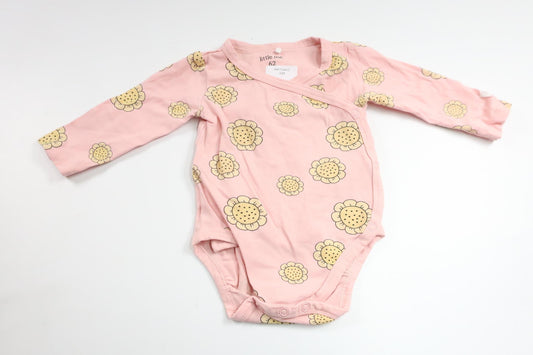 Wrap-body med blomster fra Little Me - Størrelse 62 - Pink