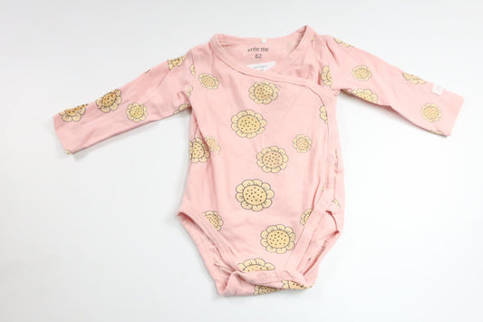 Wrap-body med blomster fra Little Me - Størrelse 62 - Pink
