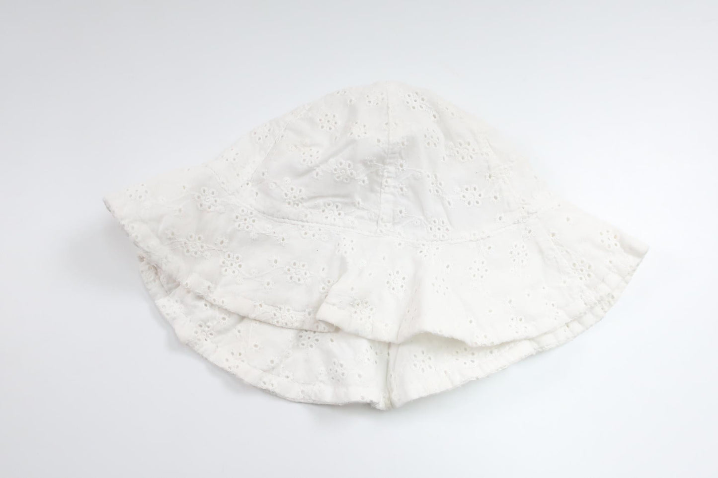 Solhat med broderede blomster fra Lindex - Størrelse 48/50 - Hvid