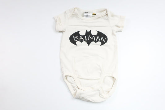 Bodysuit med Batman fra H&M - Størrelse 62 - Hvid