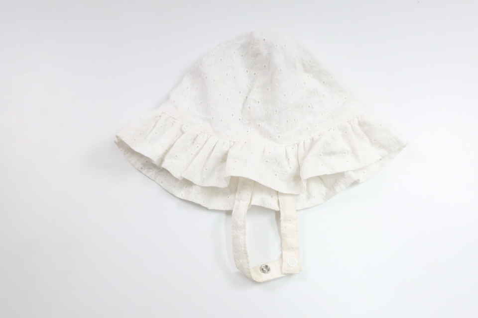 Solhat med broderi fra Nordic Label - Størrelse 50 - Hvid