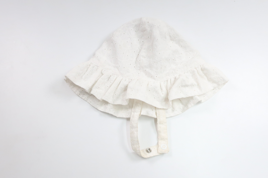 Solhat med broderi fra Nordic Label - Størrelse 50 - Hvid