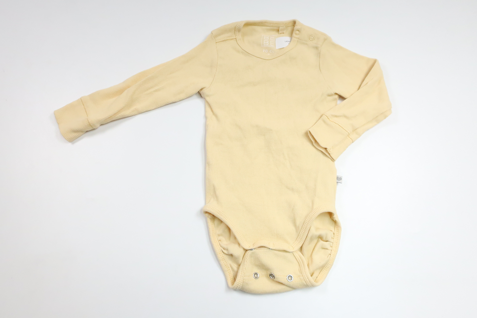 Ribbet bodysuit fra BEBE - Størrelse 70 - Gul
