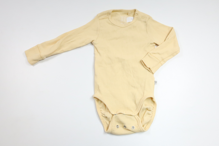 Ribbet bodysuit fra BEBE - Størrelse 70 - Gul
