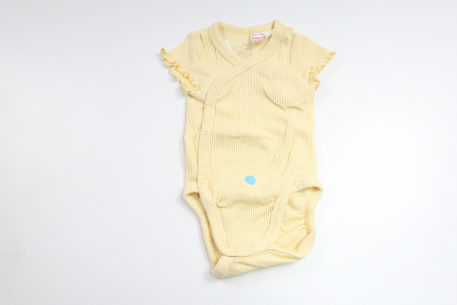 Ribbet bodysuit fra H&M - Størrelse 50 - Gul