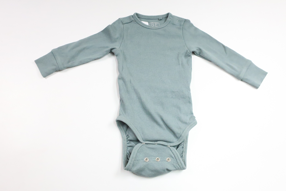 Ribbet bodysuit fra BEBE - Størrelse 70 - Grøn