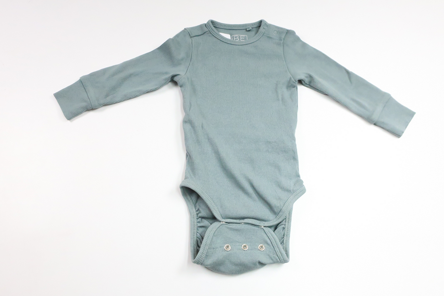 Ribbet bodysuit fra BEBE - Størrelse 70 - Grøn