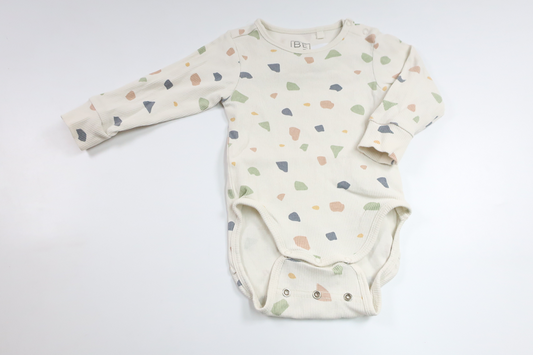 Ribbet bodysuit fra BEBE - Størrelse 70 - Off-white