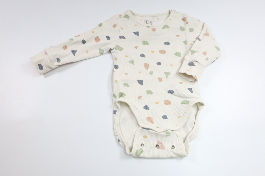 Ribbet bodysuit fra BEBE - Størrelse 70 - Off-white