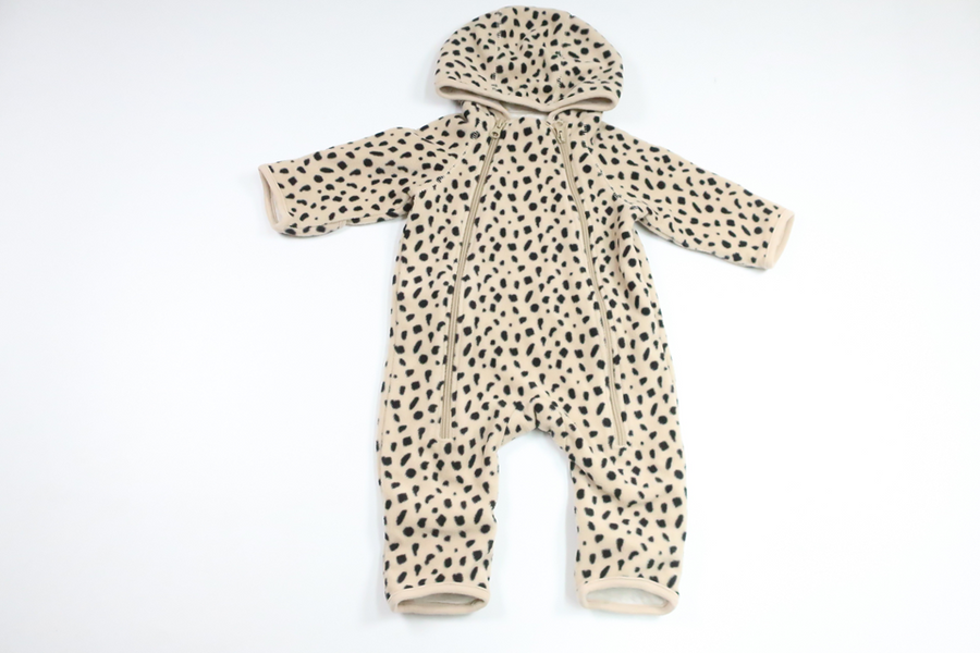 Leopardprintede fleeceoveralls fra Minimarket - Størrelse 62 - Beige