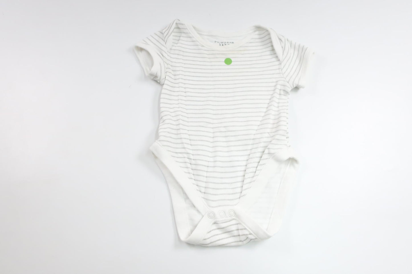 Stribet bodysuit fra Primark - Størrelse 62 - Hvid