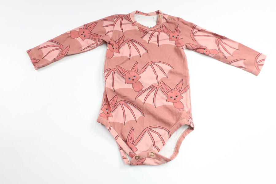 Bodysuit med flagermus fra Dear Sophie - Størrelse 74/80 - Pink