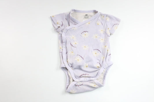 Blomsterprintet slå-om-body fra H&M - Størrelse 68 - Lilla