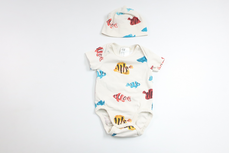 Bodysuit med fisk og matchende hue fra H&M - Størrelse 56 - Hvid