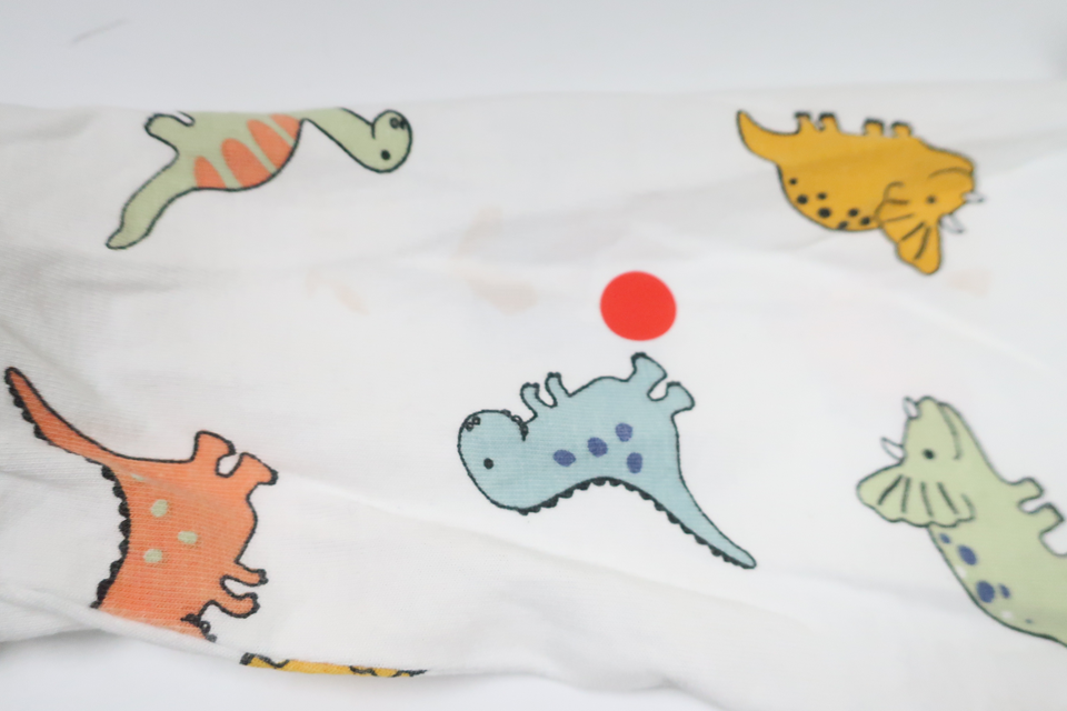 Pyjamas med dinosaurer fra H&M - Størrelse 98 - Hvid