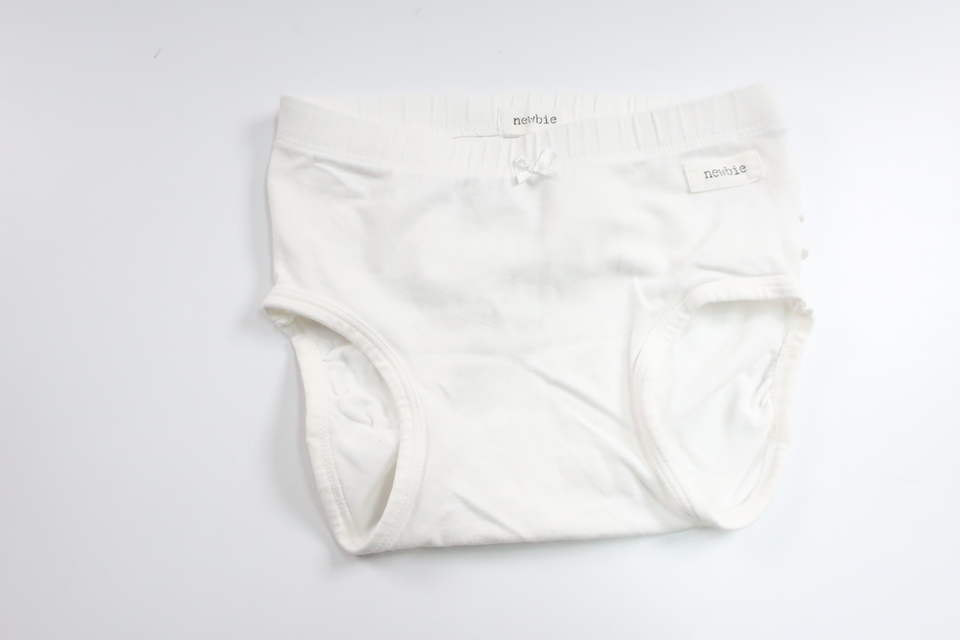 Ble pink med flæse fra Newbie - Størrelse 74/80 - Hvid