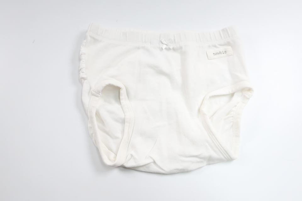 Ble pink med flæse fra Newbie - Størrelse 74/80 - Hvid