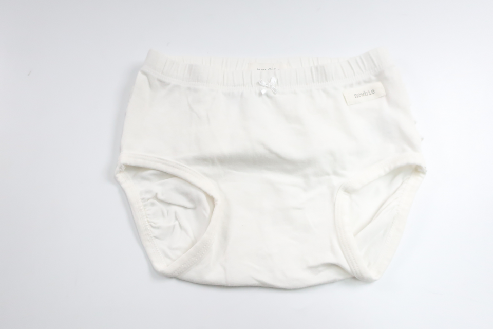 Ble pink med flæse fra Newbie - Størrelse 74/80 - Hvid