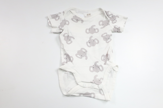 Bodysuit med elefanter fra H&M - Størrelse 62 - Hvid