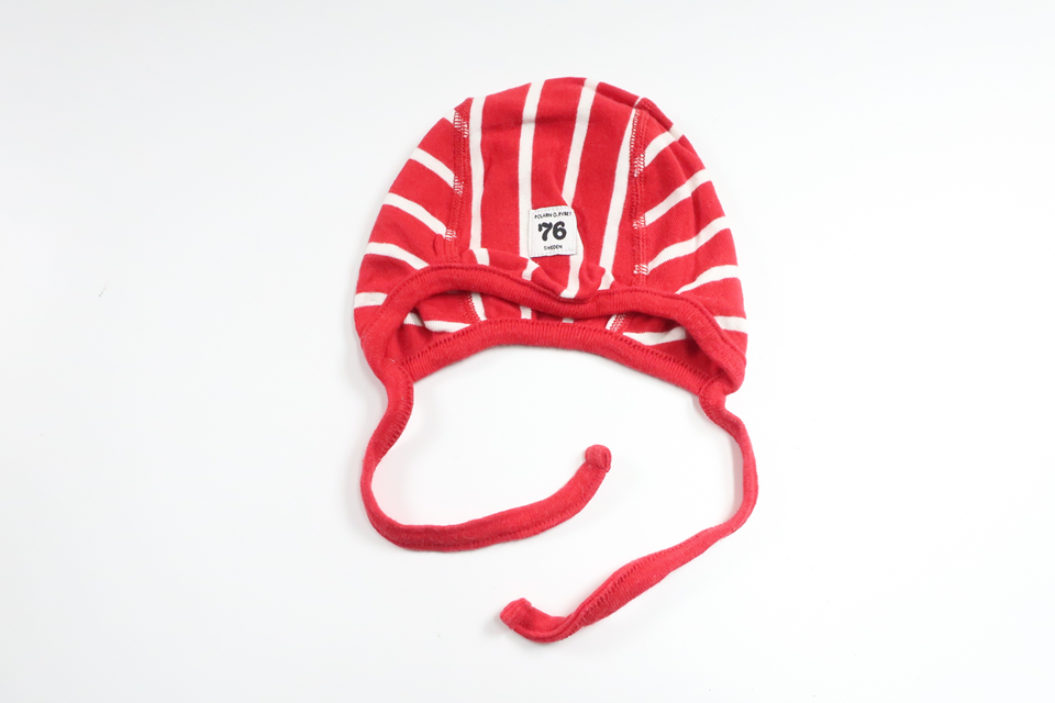 Stribet hjelmhue fra Polarn o. Pyret - Str. 40/452 - Rød