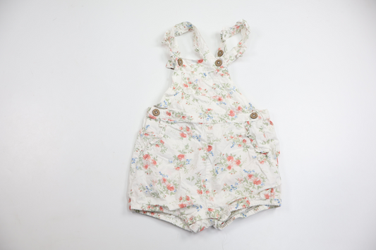 Blommiga hängselshorts från Newbie - Storlek 80 - Vit