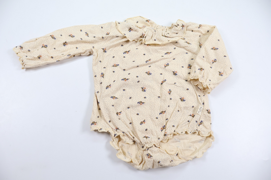 Blomstret body med flæser fra Kongens Sløjd - Størrelse 74/80 - Beige
