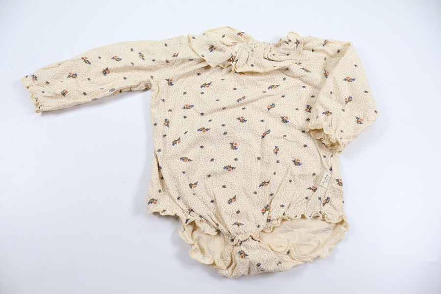 Blomstret body med flæser fra Kongens Sløjd - Størrelse 74/80 - Beige