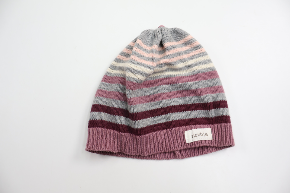 Stickad mössa från Newbie - Storlek 40/42 - Lila