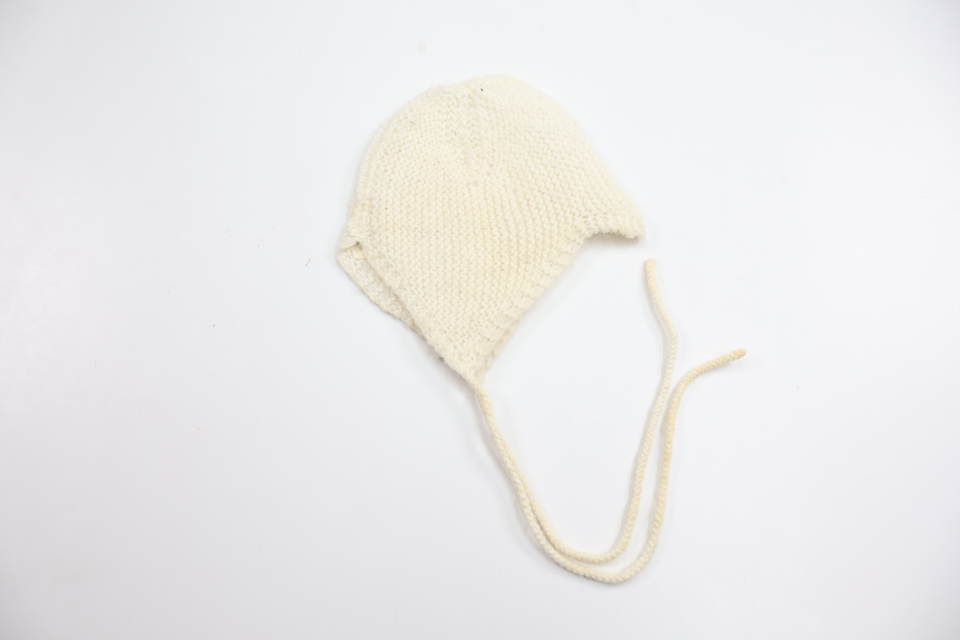 Stickad mössa från Hemstickat - Storlek 36/38 - Vit