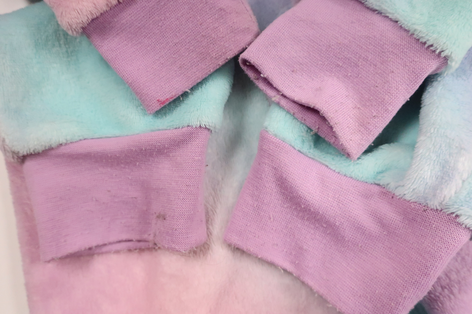 Heldragt i fleece "Enhjørning" fra H&M - Størrelse 122/128 - Multifarvet