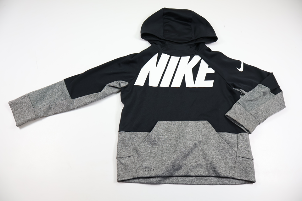 Hættetrøje fra Nike - Størrelse 128/134 - Sort