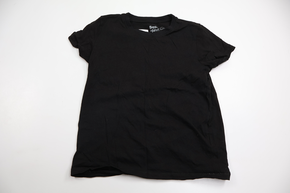 T-shirt från Basic U - Storlek 122/128 - Svart