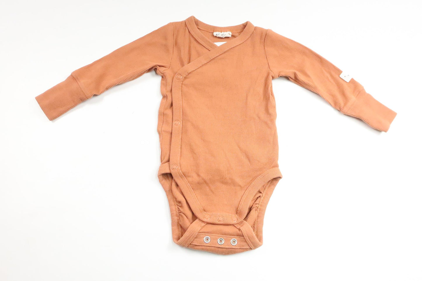 Ribbet wrap-body fra Kappahl - Størrelse 62 - Brun