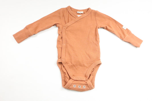 Ribbet wrap-body fra Kappahl - Størrelse 62 - Brun