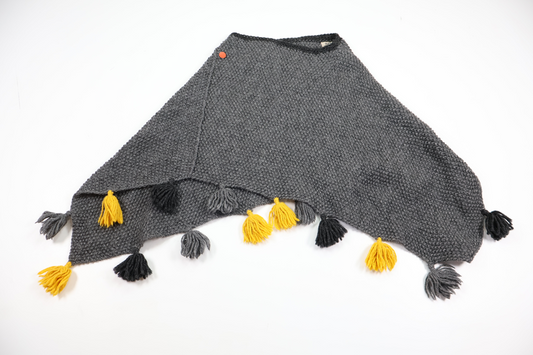 Poncho i uld fra Hjemmestrikket - Størrelse 104/110 - Grå