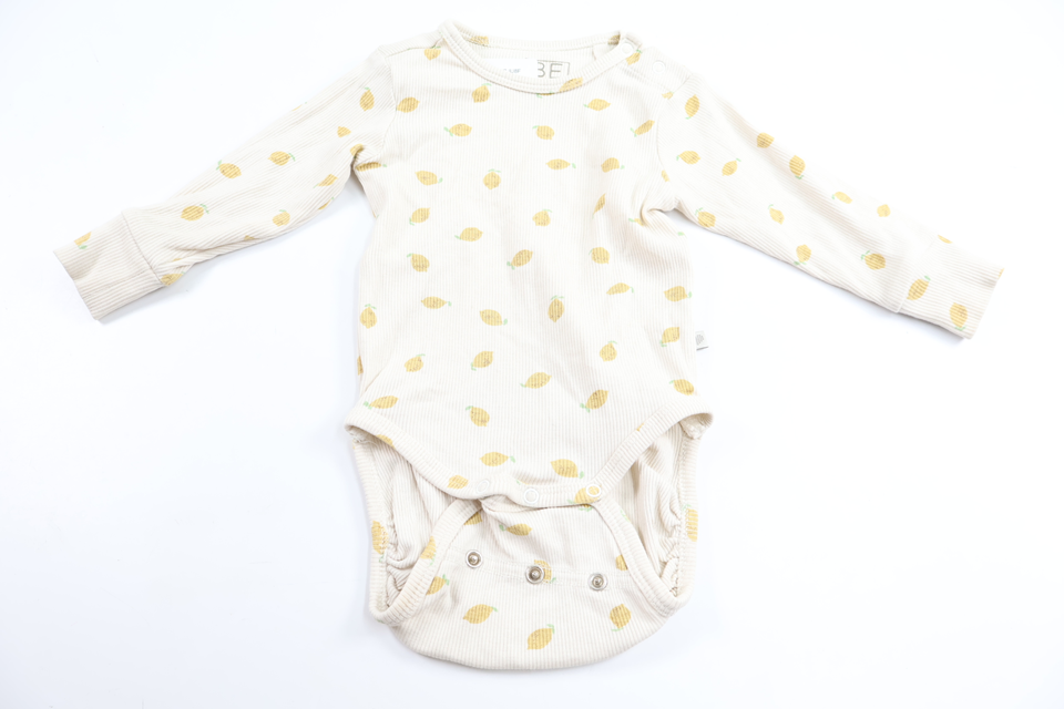 Ribbet body med citroner fra BEBE - Størrelse 60 - Cremehvid