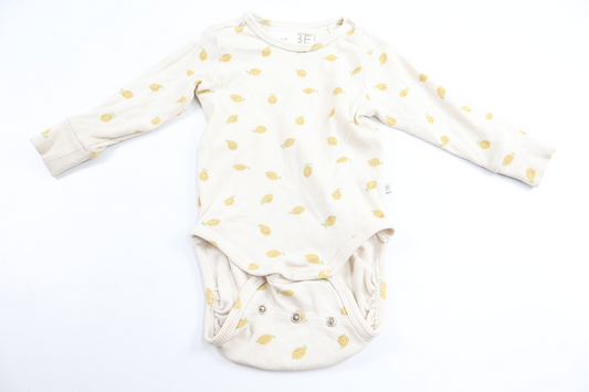 Ribbet body med citroner fra BEBE - Størrelse 60 - Cremehvid