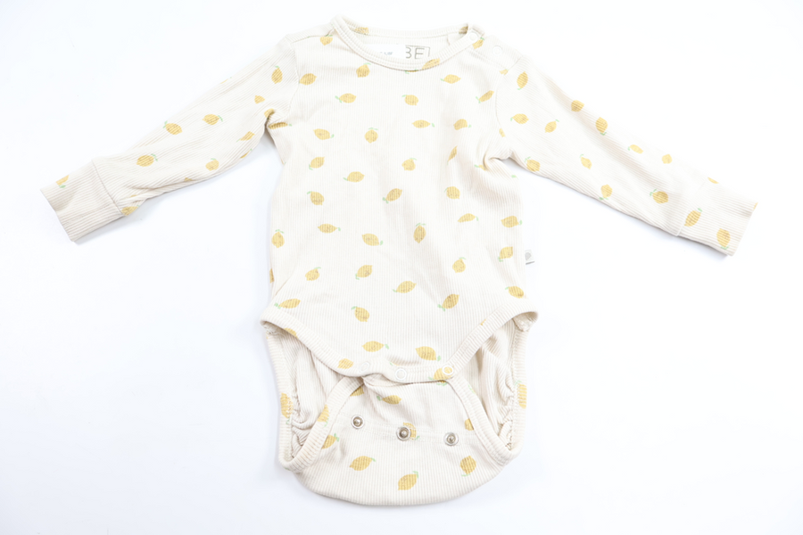 Ribbet body med citroner fra BEBE - Størrelse 60 - Cremehvid