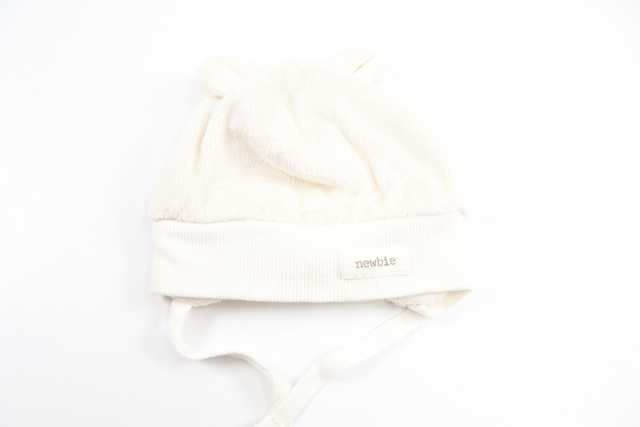 Mössa i fleece med öron från Newbie - Storlek 50/56 - Benvit
