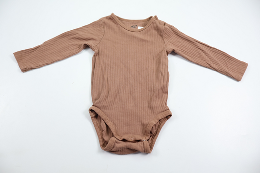 Ribbet body fra H&M - Størrelse 62/68 - Beige