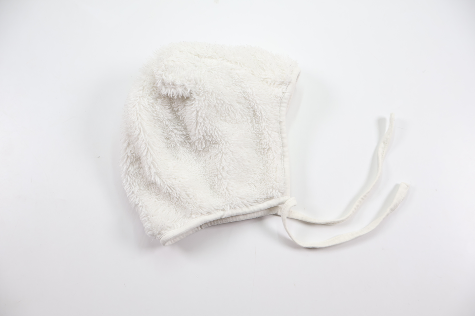 Hue i fleece fra Lindex - Størrelse 42/44 - Hvid