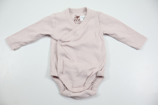 Ribbet slå-om-body fra ICA I Love Eco - Størrelse 68 - Rosa