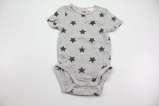 Body med stjerner fra H&M - Størrelse 62 - Grå