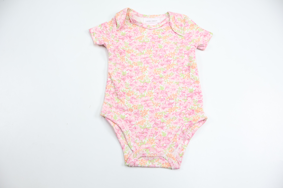 Blomstret body fra Laura Ashley - Størrelse 56/62 - Rosa