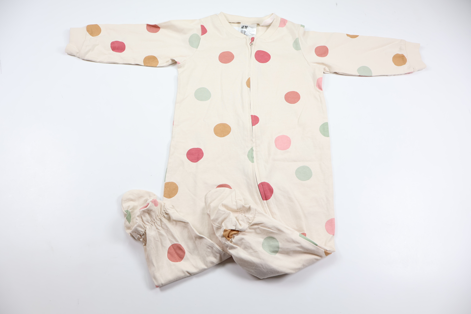 Prickig pyjamas från H&M - Storlek 86 - Benvit