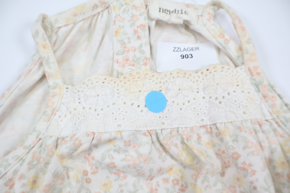 Blommig jumpsuit från Newbie - Storlek 86 - Vit