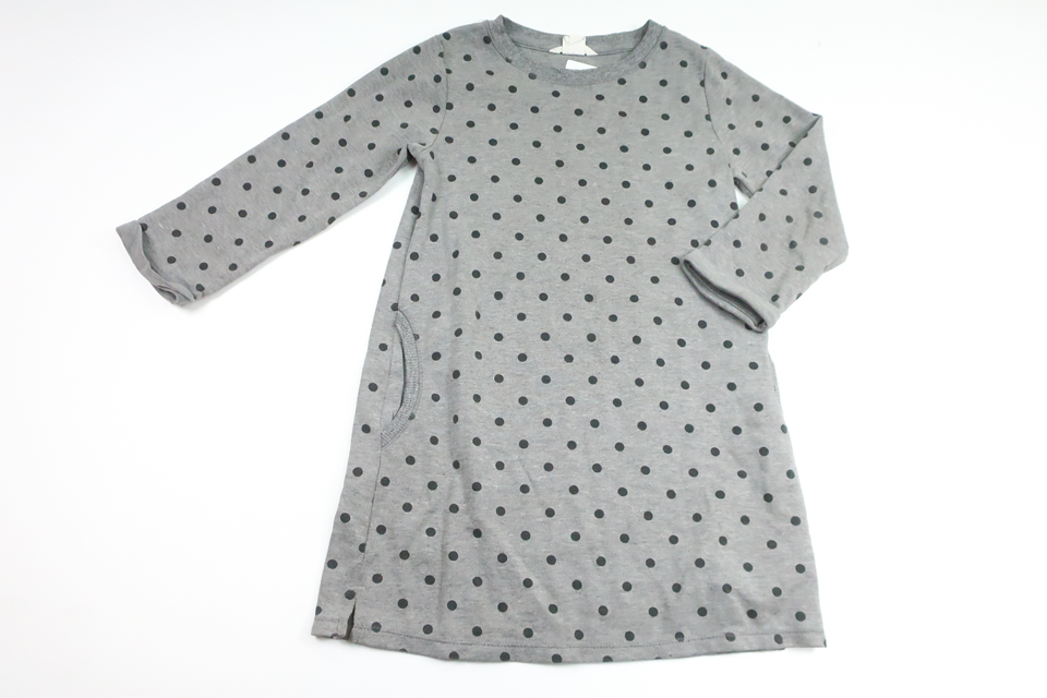 Prikket sweatshirtkjole fra H&M - Størrelse 122/128 - Grå